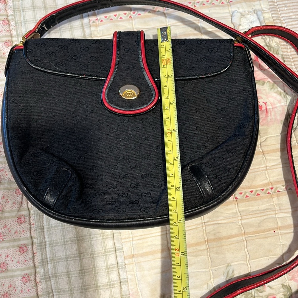 Gucci vintage crossbody bag black with red trim. Beautiful inside has wear shown - Picture 9 of 11